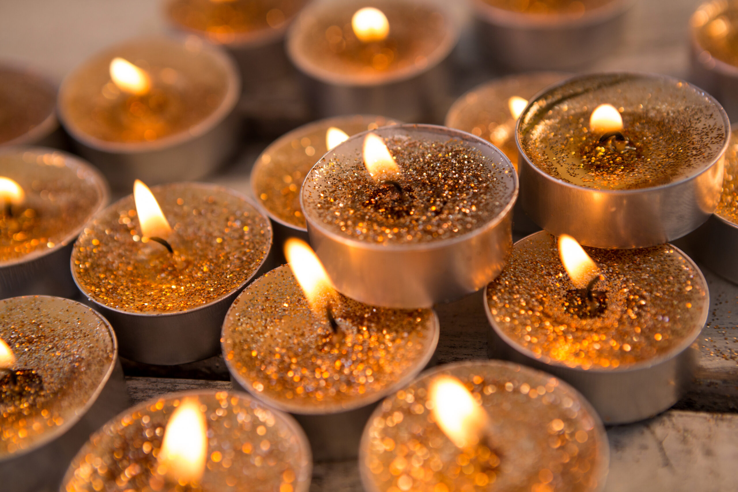 Mass production tealight candles in clear and metal cups